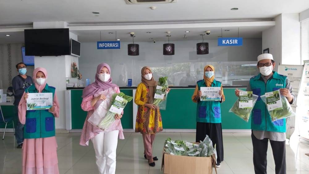 SKN dan The Zafarm Bagikan Sayuran Hidroponik untuk Tenaga Kesehatan RS Bunda Palembang